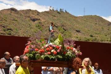 Un vecino echa un cable para la misa en Tecén (Foto Francisco J. Santana)
